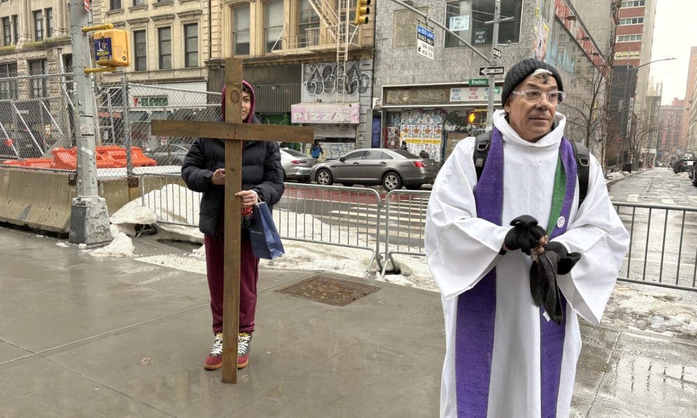 Un sacerdote espera a personas para realizarles la imposición de la ceniza este miércoles, frente a la sede del Servicio de Inmigración y Control de Aduanas (ICE) en Nueva York (Estados Unidos). EFE/ Ruth Hernández