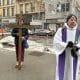 Un sacerdote espera a personas para realizarles la imposición de la ceniza este miércoles, frente a la sede del Servicio de Inmigración y Control de Aduanas (ICE) en Nueva York (Estados Unidos). EFE/ Ruth Hernández