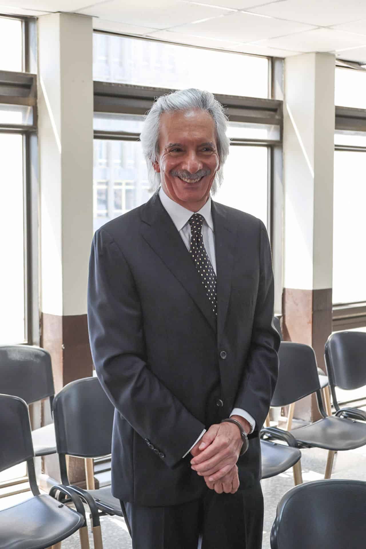 El periodista José Rubén Zamora Marroquín reacciona a su llegada a una audiencia este jueves, en el Juzgado Segundo Penal en Ciudad de Guatemala (Guatemala). EFE/ STR