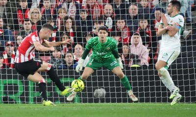 Gorka Guruzeta remata ante Matias Dituro. EFE / Luis Tejido.