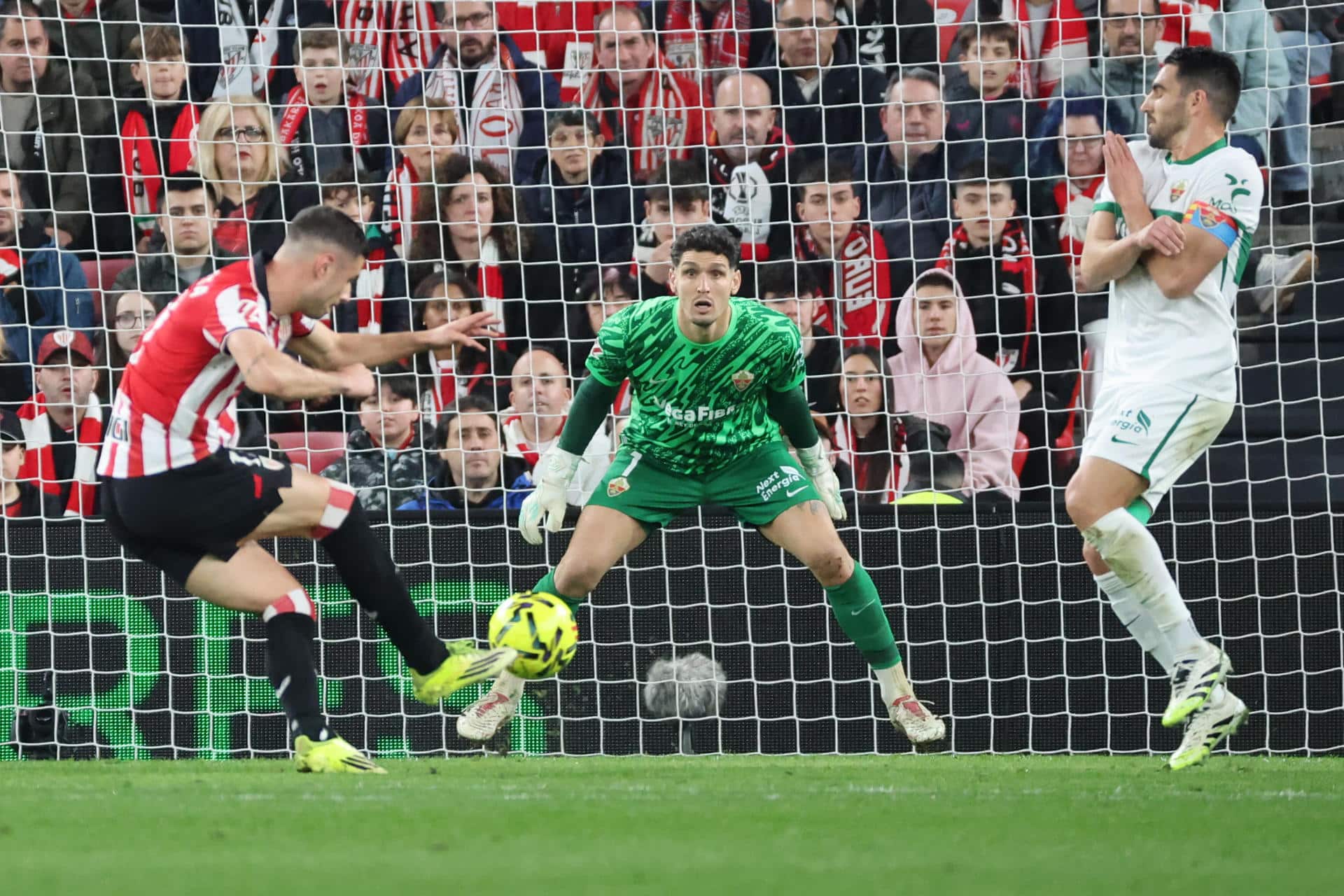 Gorka Guruzeta remata ante Matias Dituro. EFE / Luis Tejido.