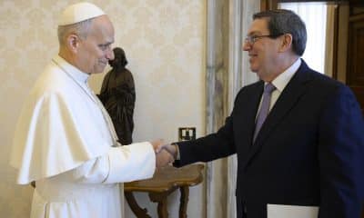 El papa León XIV ha recibido este sábado en audiencia en el Vaticano al ministro de Exteriores de Cuba, Bruno Rodríguez, en medio de las tensiones entre la isla y Estados Unidos. EFE/ Simone Risoluti/Dicasterio Para La Comunicación Del Vaticano SOLO USO EDITORIAL/SOLO DISPONIBLE PARA ILUSTRAR LA NOTICIA QUE ACOMPAÑA (CRÉDITO OBLIGATORIO)
