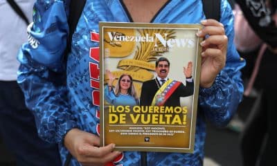 FOTO ARCHIVO. Una persona sostiene un cartel con la imagen del presidente de Venezuela, Nicolás Maduro, y su esposa, Cilia Flores, durante una manifestación, en Caracas (Venezuela). EFE/ Miguel Gutiérrez