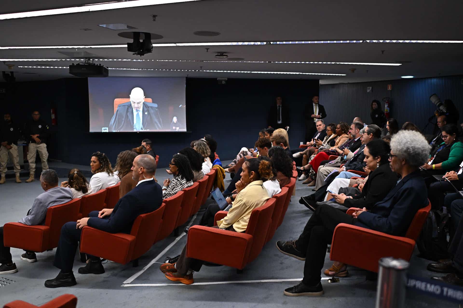 Personas y allegados de Marielle Franco asisten a un juicio en el Supremo Tribunal Federal este miércoles, en Brasilia (Brasil). EFE/ Andre Borges