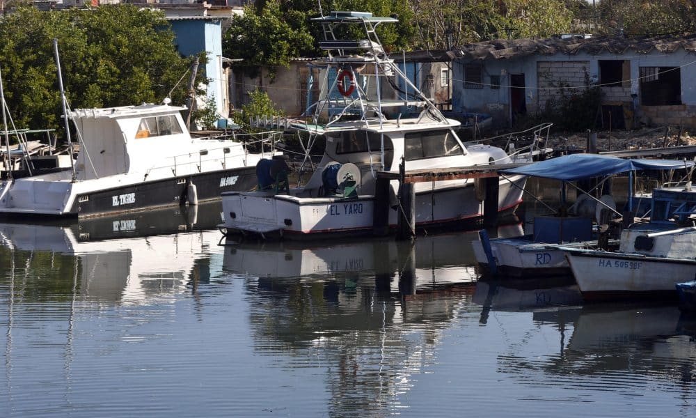 Fotografía de embarcaciones en un muelle este jueves, en La Habana (Cuba). El operativo cubano contra una lancha procedente de EE.UU., que dejó cuatro muertos, ha irrumpido en las tensiones bilaterales por el asedio petrolero de Washington sobre la isla. EFE/ Ernesto Mastrascusa