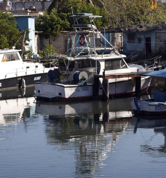 Fotografía de embarcaciones en un muelle este jueves, en La Habana (Cuba). El operativo cubano contra una lancha procedente de EE.UU., que dejó cuatro muertos, ha irrumpido en las tensiones bilaterales por el asedio petrolero de Washington sobre la isla. EFE/ Ernesto Mastrascusa