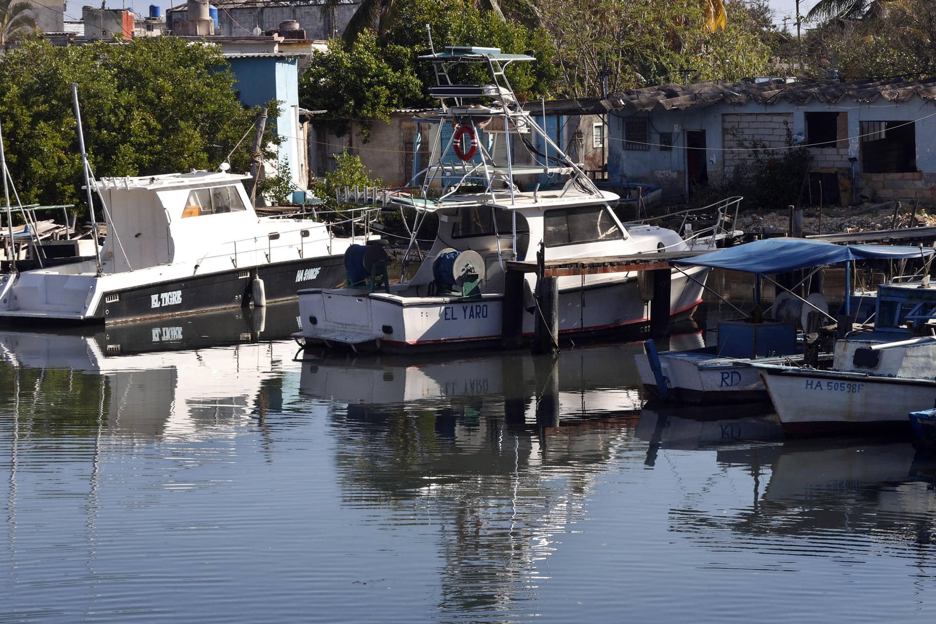 Fotografía de embarcaciones en un muelle este jueves, en La Habana (Cuba). El operativo cubano contra una lancha procedente de EE.UU., que dejó cuatro muertos, ha irrumpido en las tensiones bilaterales por el asedio petrolero de Washington sobre la isla. EFE/ Ernesto Mastrascusa
