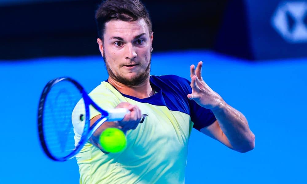 El tenista Miomir Kecmanovic​ de Serbia devuelve una bola a Alexander Zverev de Alemania este miércoles, en un partido del Abierto Mexicano de Tenis 2026 en Acapulco (México). EFE/ David Guzmán