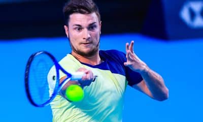 El tenista Miomir Kecmanovic​ de Serbia devuelve una bola a Alexander Zverev de Alemania este miércoles, en un partido del Abierto Mexicano de Tenis 2026 en Acapulco (México). EFE/ David Guzmán