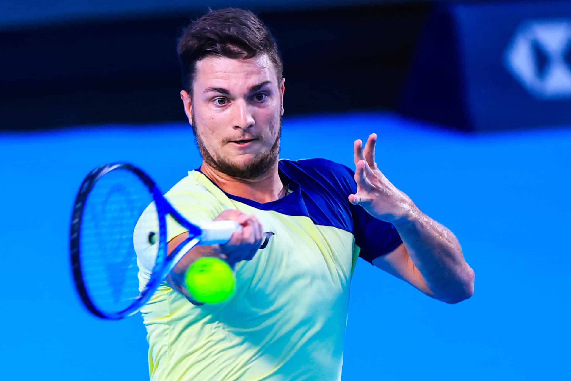 El tenista Miomir Kecmanovic​ de Serbia devuelve una bola a Alexander Zverev de Alemania este miércoles, en un partido del Abierto Mexicano de Tenis 2026 en Acapulco (México). EFE/ David Guzmán