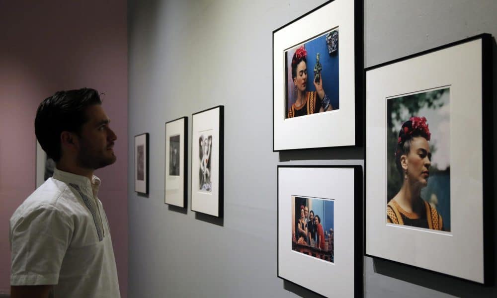 Fotografía de archivo del 23 de marzo de 2018 que muestra a una persona observando una exposición de Frida Kahlo en la ciudad de Puebla (México). EFE/ Francisco Guasco