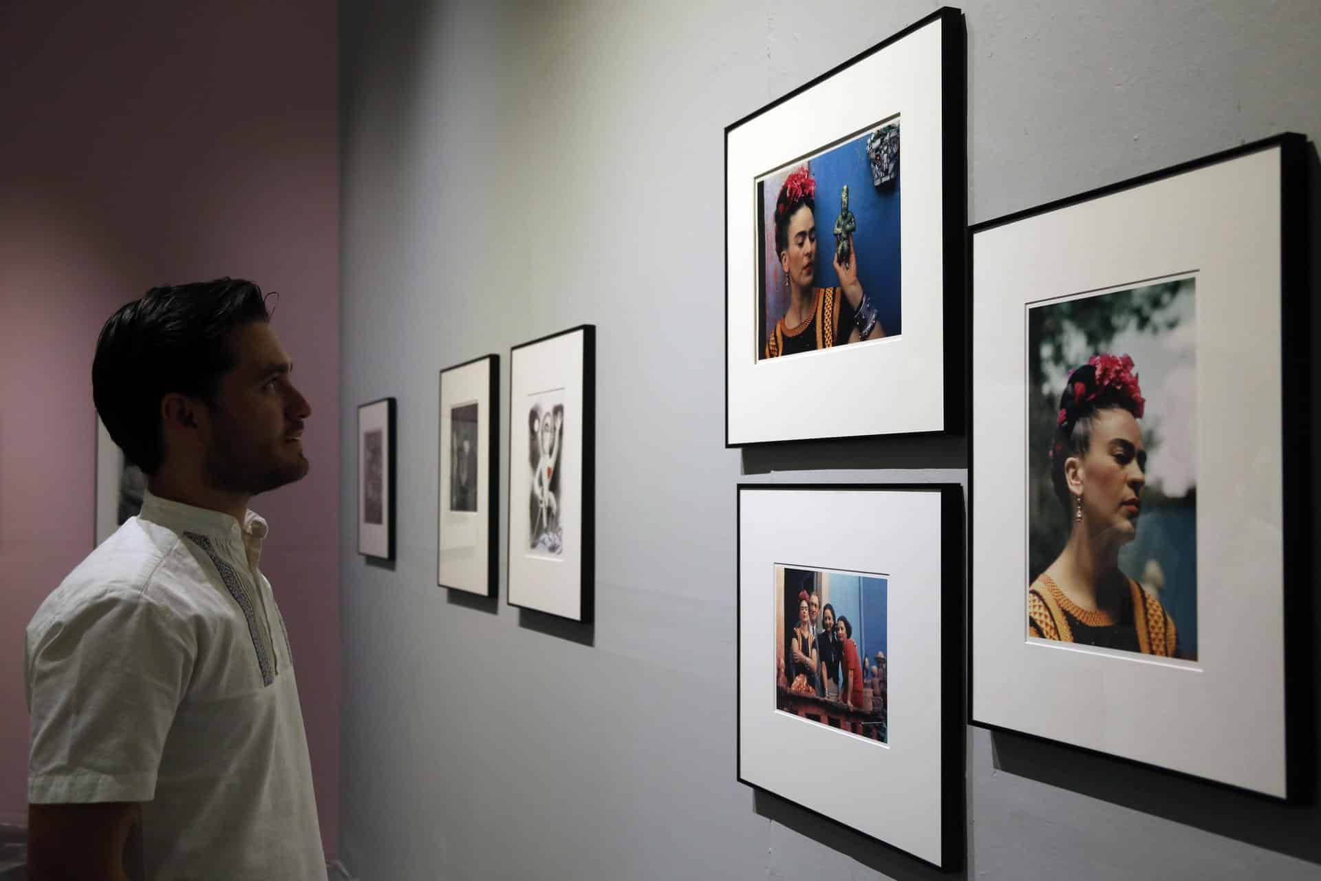 Fotografía de archivo del 23 de marzo de 2018 que muestra a una persona observando una exposición de Frida Kahlo en la ciudad de Puebla (México). EFE/ Francisco Guasco