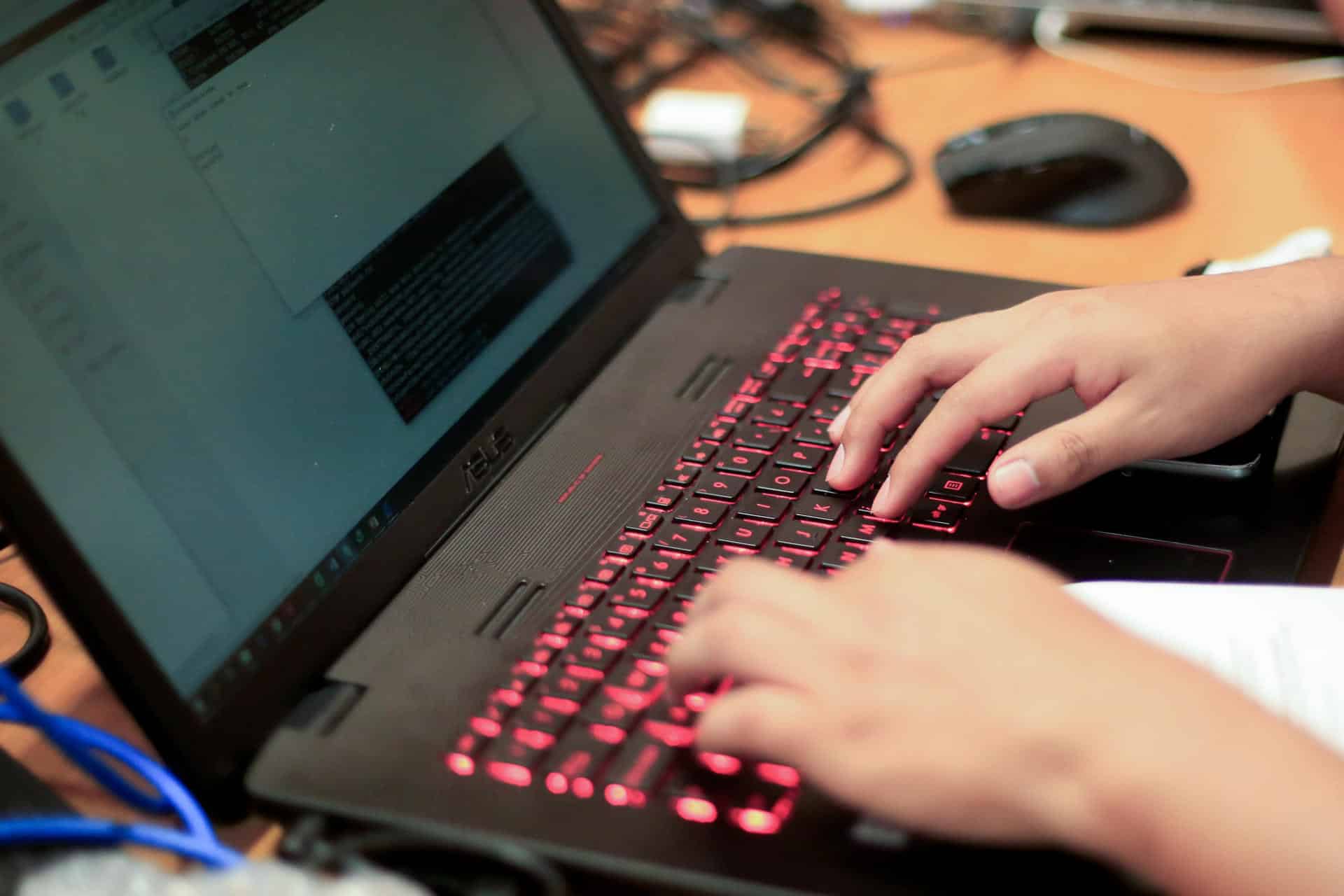 Fotografía de archivo que muestra a una persona utilizando una computadora. Imagen de archivo. EFE/ Ricardo Maldonado Rozo