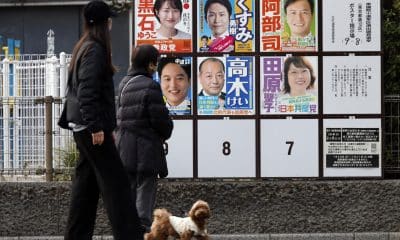 Los transeúntes miran un tablero que muestra carteles de campaña de los candidatos que se postulan para las próximas elecciones generales en Tokio, Japón, el 5 de febrero de 2026. EFE/EPA/Franck Robichon