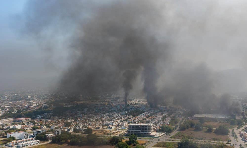 Fotografía aérea donde se ven columnas de humo tras reacciones violentas por el abatimiento de Nemesio Rubén Oseguera Cervantes, alias El Mencho, líder del Cártel Jalisco Nueva Generación (CJNG) este domingo, en Puerto Vallarta (México). EFE/ STR