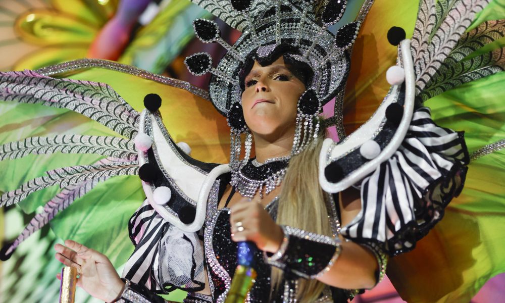 Una integrante del grupo de samba Mocidade Independente de Padre Miguel participa en el sambódromo durante el segundo día del Carnaval de Río de Janeiro (Brasil). EFE/ Antonio Lacerda