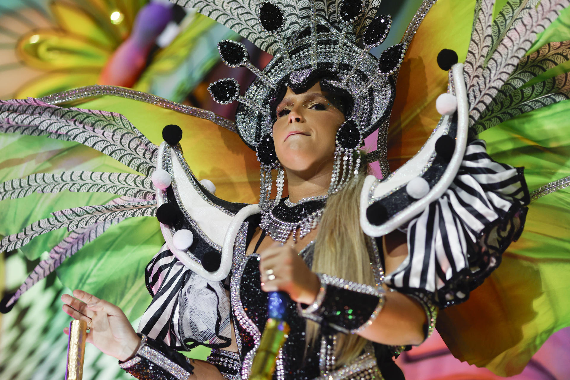 Una integrante del grupo de samba Mocidade Independente de Padre Miguel participa en el sambódromo durante el segundo día del Carnaval de Río de Janeiro (Brasil). EFE/ Antonio Lacerda