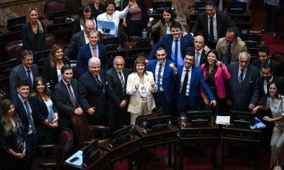 Fotografía cedida por el Senado de la Nación de Argentina que muestra a senadores posando en el recinto del Senado de la Nación en Buenos Aires (Argentina). EFE/ Charly Diaz Azcue/ Senado de Argentina