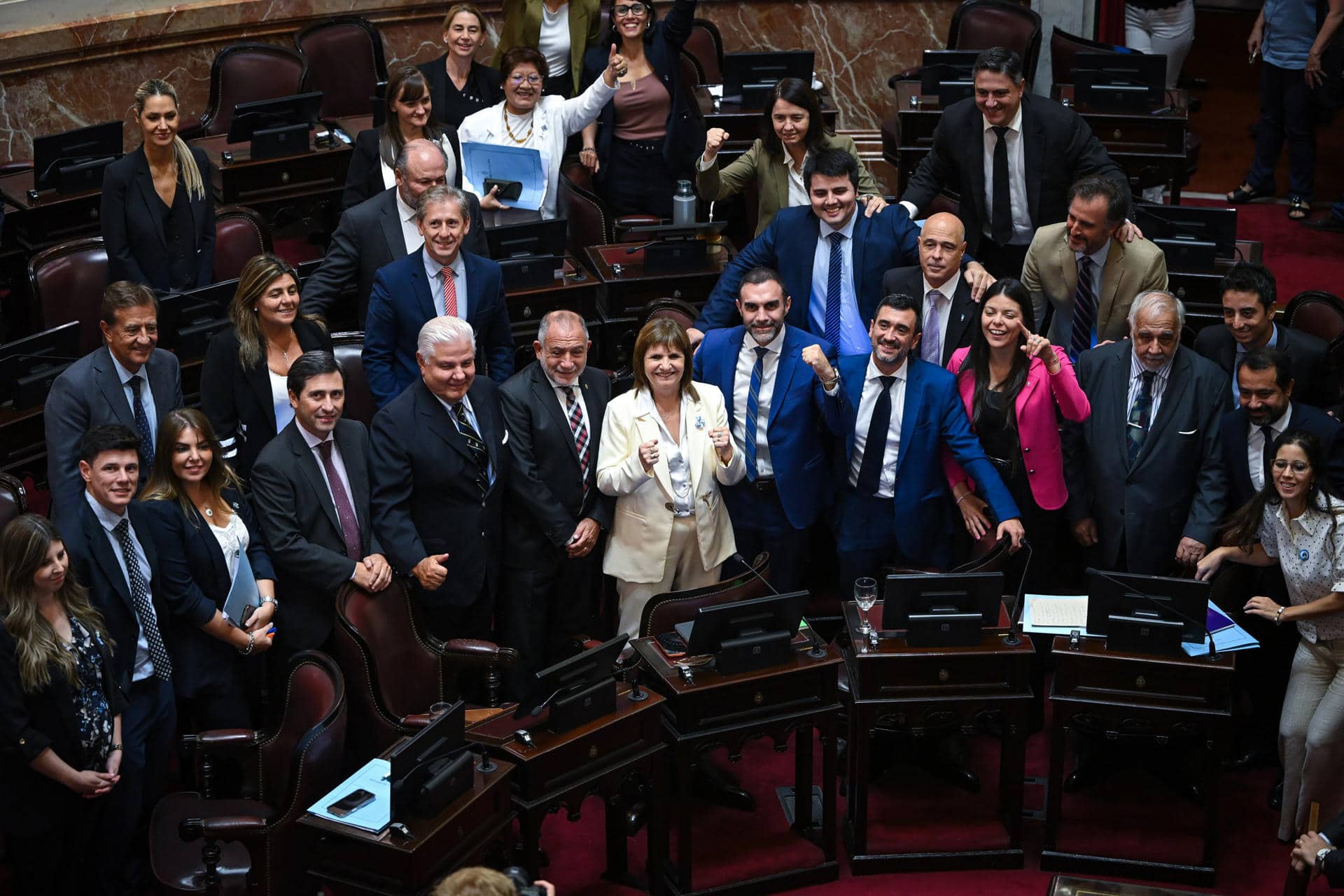 Fotografía cedida por el Senado de la Nación de Argentina que muestra a senadores posando en el recinto del Senado de la Nación en Buenos Aires (Argentina). EFE/ Charly Diaz Azcue/ Senado de Argentina
