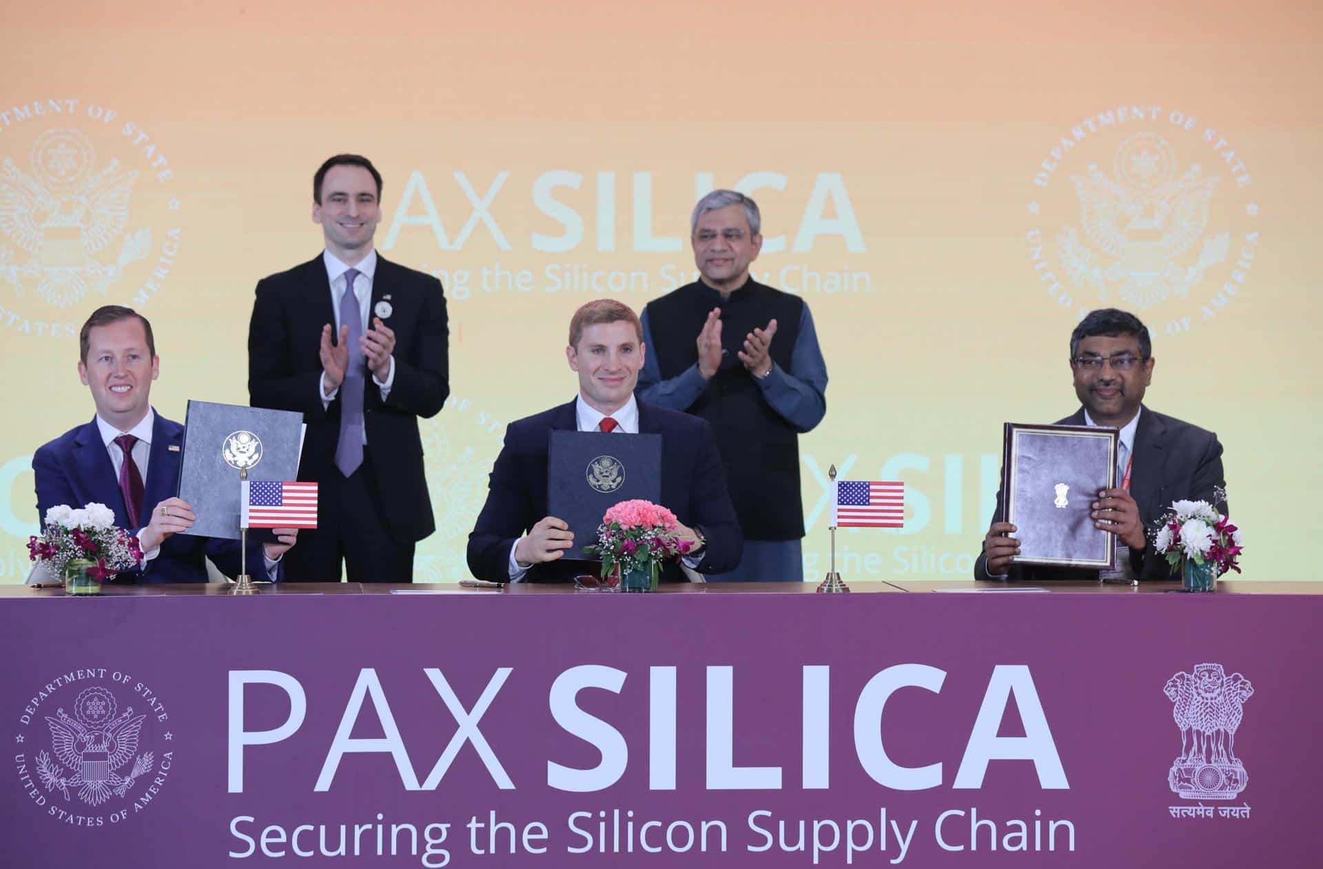 El embajador de Estados Unidos en India, Sergio Gor (izq.), el subsecretario de Asuntos Económicos de Estados Unidos, Jacob Helberg (centro), y el secretario del Ministerio de Electrónica y TI (MeitY), S. Krishnan (der.) firman la Declaración Pax Silica entre Estados Unidos y la India mientras el director de la Oficina de Política Científica y Tecnológica de la Casa Blanca, Michael Kratsios (izq., atrás), y el ministro indio de Electrónica y Tecnología de la Información, Ashwini Vaishnaw (der., atrás), observan la Cumbre de Impacto de IA 2026 en Bharat Mandapam en Nueva Delhi, India, el 20 de febrero de 2026. India albergará la Cumbre de Impacto de IA 2026 del 16 al 20 de febrero de 2026 en Nueva Delhi. (Nueva Delhi) EFE/EPA/RAJAT GUPTA