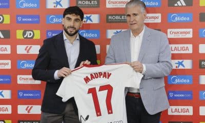 El director de Fútbol Profesional del Sevilla FC, Antonio Cordón (d) en la presentación del delantero francés Neal Maupay (i) en Sevilla. Maupay llega al Sevilla cedido por el Olympique de Marsella. EFE/José Manuel Vidal