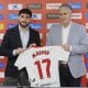 El director de Fútbol Profesional del Sevilla FC, Antonio Cordón (d) en la presentación del delantero francés Neal Maupay (i) en Sevilla. Maupay llega al Sevilla cedido por el Olympique de Marsella. EFE/José Manuel Vidal