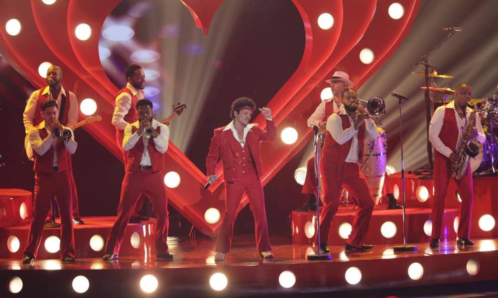 Fotografía de archivo, tomada el 02/02/2026, que muestra en el centro al cantante estadounidense Bruno Mars durante la gala 68 de los Premios Grammy, en Los Angeles, Estados Unidos. EFE/EPA/CHRIS TORRES