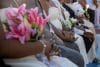 Parejas sostienen ramos de flores en una celebración de bodas en el marco del Día de San Valentín este 14 de febrero de 2026, en Managua (Nicaragua). EFE/ STR