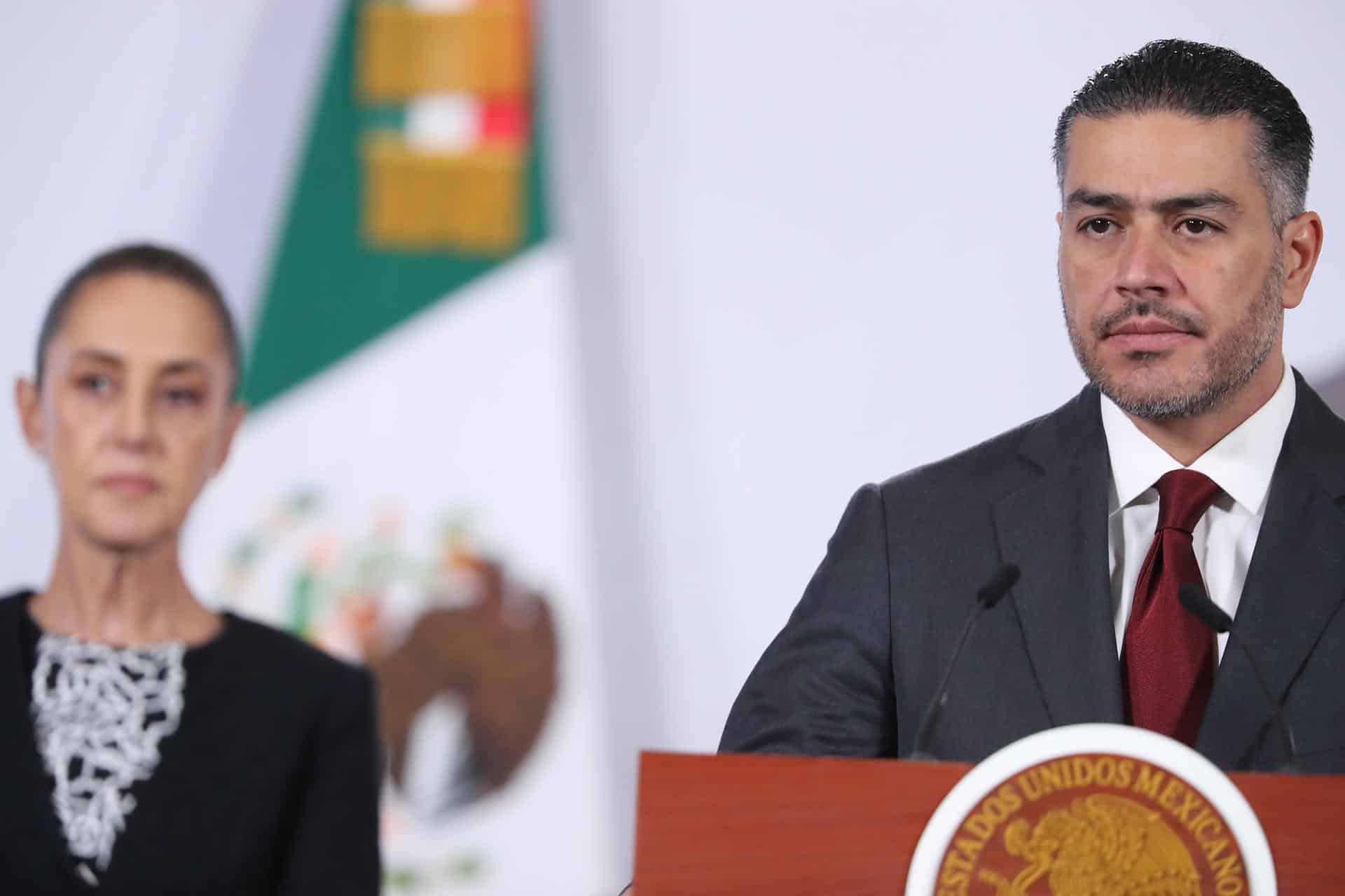El titular de la Secretaría de Seguridad y Protección Ciudadana (SSPC), Omar García Harfuch, participa en una rueda de prensa este martes en el Palacio Nacional en Ciudad de México (México). EFE/Mario Guzmán