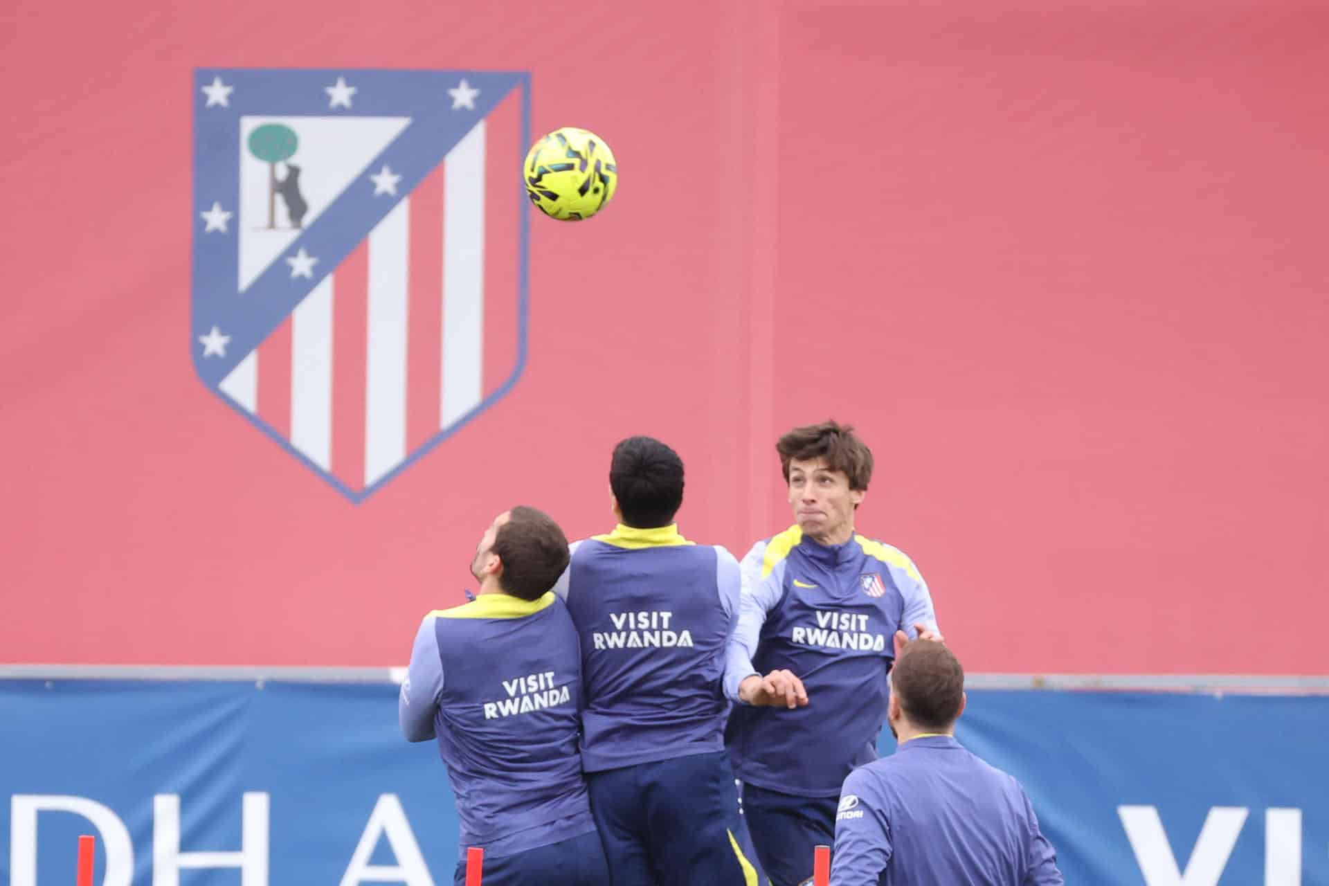 Los jugadores del Atlético de Madrid, durante el entrenamiento de este sábado. EFE/Víctor Lerena