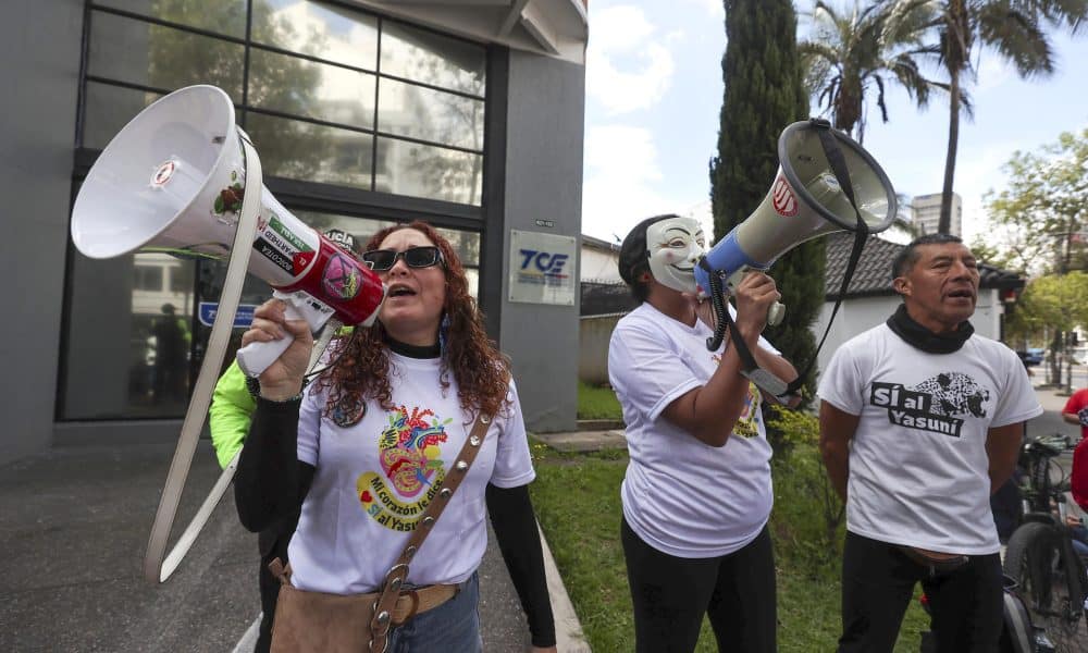 Integrantes del colectivo ecologista Yasunidos participan en una manifestación este miércoles, en los exteriores del Tribunal Contencioso Electoral (TCE) en Quito (Ecuador). EFE/ José Jácome