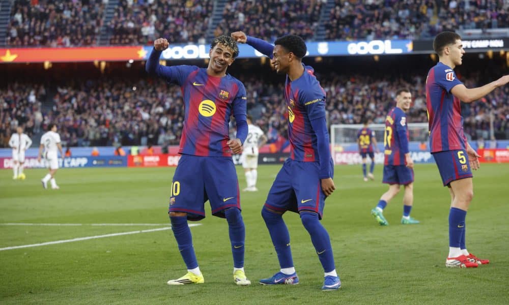 Fotografía de archivo en la que el delantero del Barcelona Lamine Yamal (i) celebra un gol de su equipo con su compañero Alex Balde. EFE/ Quique García