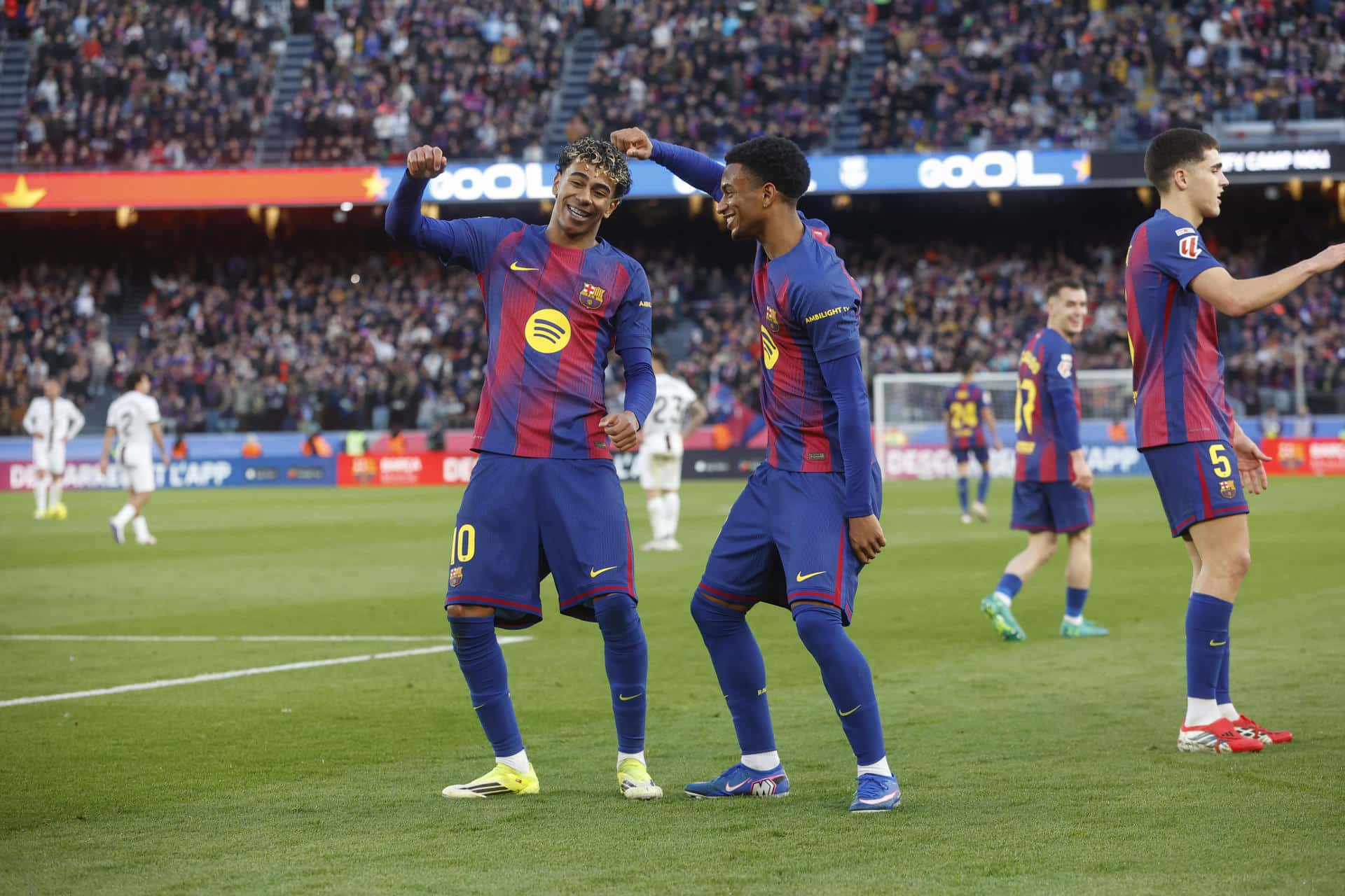 Fotografía de archivo en la que el delantero del Barcelona Lamine Yamal (i) celebra un gol de su equipo con su compañero Alex Balde. EFE/ Quique García