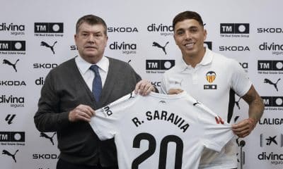 El argentino Renzo Saravia posa junto al CEO del Valencia Ron Gourlay (i) durante su presentación como nuevo jugador de Valencia CF., este martes. EFE/ Kai Forsterling