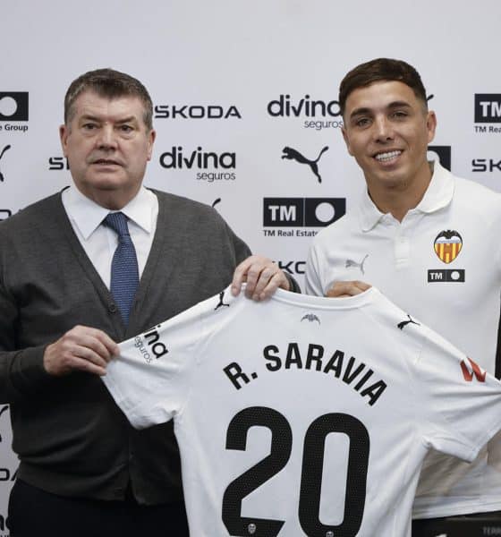 El argentino Renzo Saravia posa junto al CEO del Valencia Ron Gourlay (i) durante su presentación como nuevo jugador de Valencia CF., este martes. EFE/ Kai Forsterling