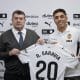 El argentino Renzo Saravia posa junto al CEO del Valencia Ron Gourlay (i) durante su presentación como nuevo jugador de Valencia CF., este martes. EFE/ Kai Forsterling