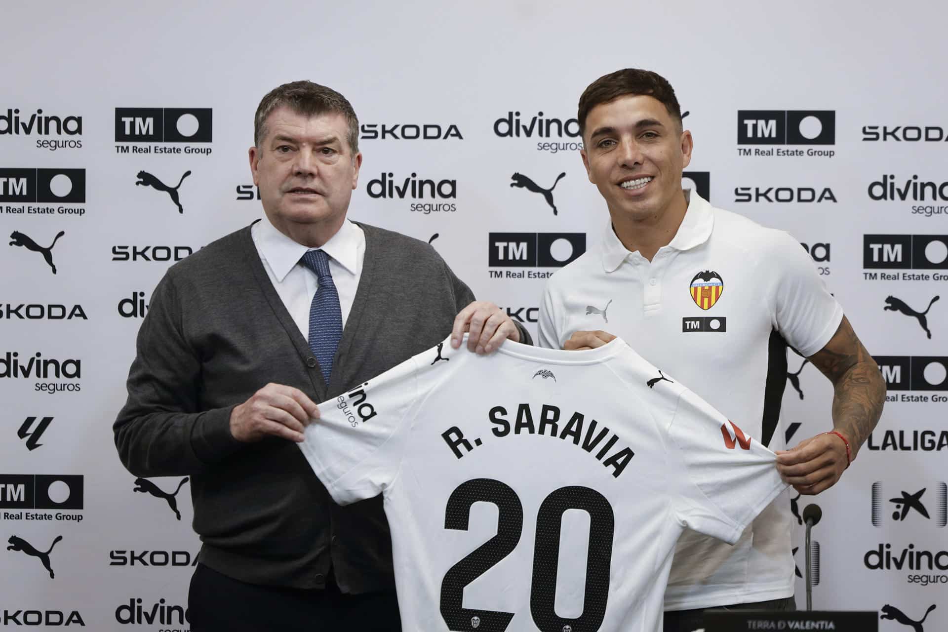 El argentino Renzo Saravia posa junto al CEO del Valencia Ron Gourlay (i) durante su presentación como nuevo jugador de Valencia CF., este martes. EFE/ Kai Forsterling