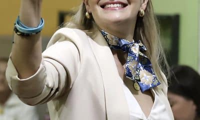 La candidata a la Presidencia de Costa Rica por el partido Pueblo Soberano, Laura Fernández, acude a un centro de votación durante las elecciones este domingo, en Cartago (Costa Rica). EFE/ Jeffrey Arguedas