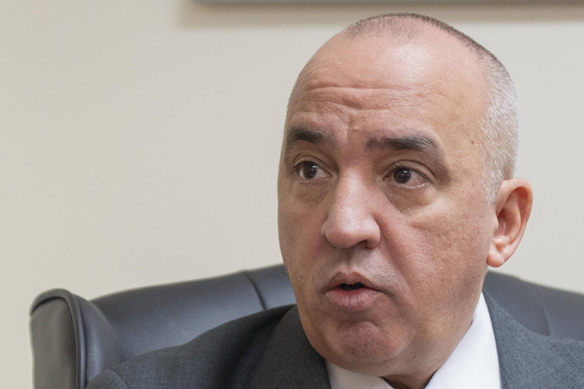 El representante permanente de Cuba ante la ONU, Ernesto Soberón Guzmán, habla durante una entrevista con EFE este jueves, en Nueva York (Estados Unidos). EFE/ Angel Colmenares