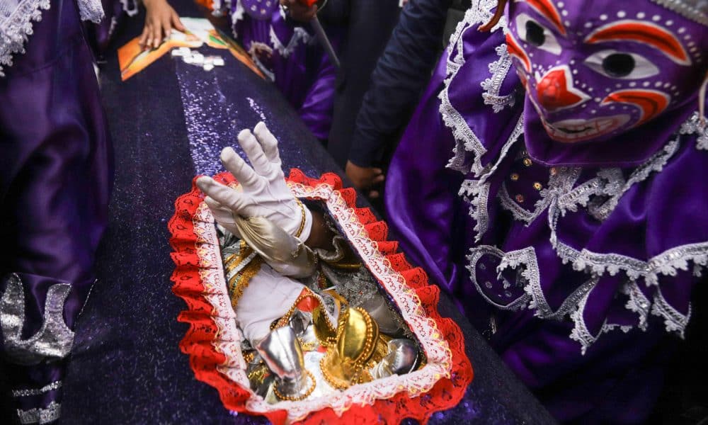 Personas disfrazadas cargan un ataúd con el personaje el Pepino este domingo, durante el tradicional Entierro del Pepino en La Paz (Bolivia). EFE/ Gabriel Márquez