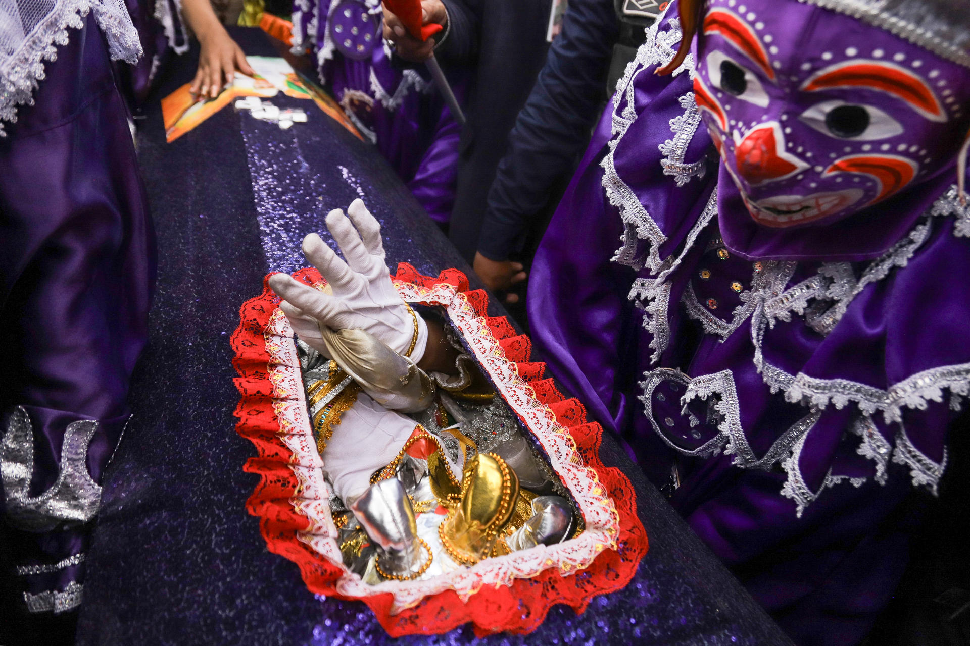 Personas disfrazadas cargan un ataúd con el personaje el Pepino este domingo, durante el tradicional Entierro del Pepino en La Paz (Bolivia). EFE/ Gabriel Márquez