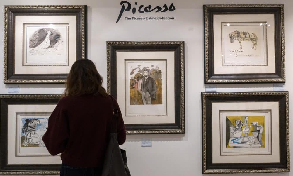 Una persona visita la galería Park West de SoHo donde se exhiben obras de los pintores Picasso, Salvador Dalí y Joan Miró este miércoles, en Nueva York (Estados Unidos). EFE/ Angel Colmenares