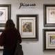 Una persona visita la galería Park West de SoHo donde se exhiben obras de los pintores Picasso, Salvador Dalí y Joan Miró este miércoles, en Nueva York (Estados Unidos). EFE/ Angel Colmenares