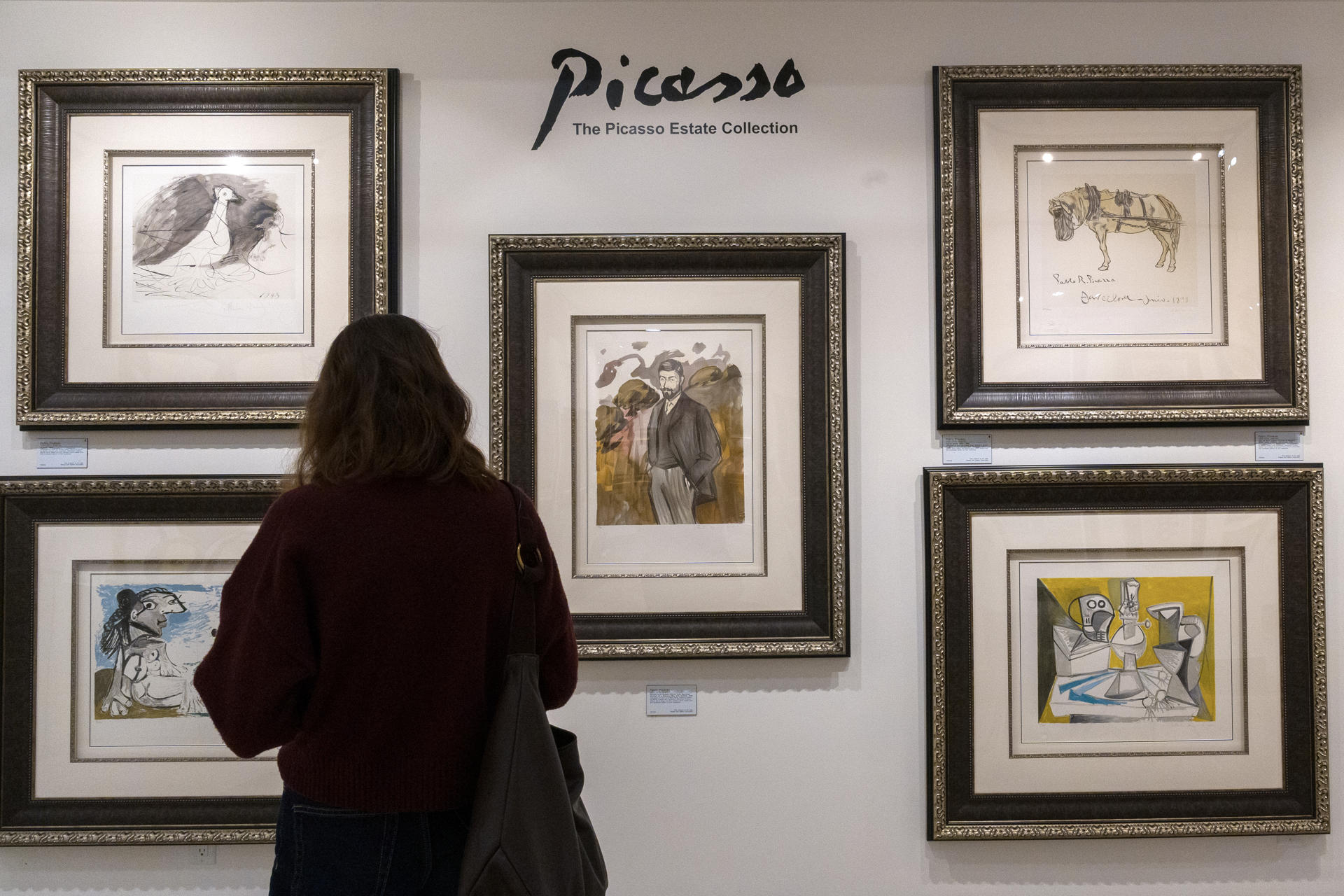 Una persona visita la galería Park West de SoHo donde se exhiben obras de los pintores Picasso, Salvador Dalí y Joan Miró este miércoles, en Nueva York (Estados Unidos). EFE/ Angel Colmenares