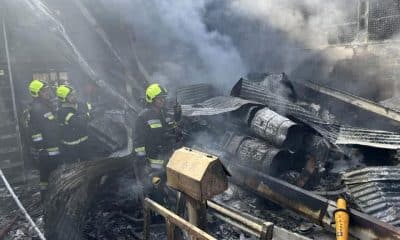Bomberos iraníes trabajan en el lugar del accidente de un helicóptero del Ejército Iraní en la ciudad de Darcheh en Isfahan, centro de Irán, el 24 de febrero de 2026. EFE/EPA/IRANIAN RED CRESCENT HANDOUT HANDOUT EDITORIAL USE ONLY/NO SALES