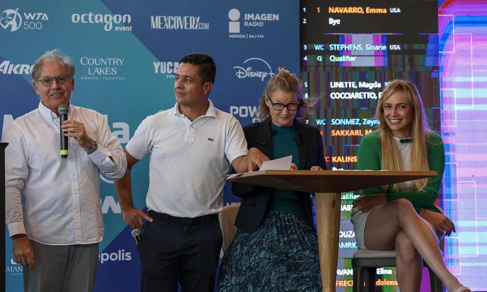 El promotor de tenis Gustavo Santoscoy Arriaga (i), la extenista Clare Wood (2d) y la extenista croata Donna Vekic (d) participan en el sorteo previo al inicio del Abierto WTA de tenis de Mérida en Yucatán (México). Imagen de archivo. EFE/ Lorenzo Hernández