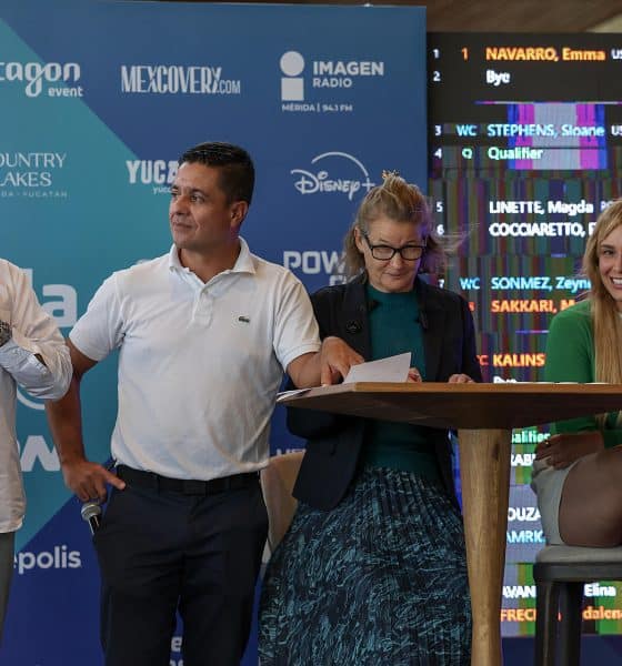 El promotor de tenis Gustavo Santoscoy Arriaga (i), la extenista Clare Wood (2d) y la extenista croata Donna Vekic (d) participan en el sorteo previo al inicio del Abierto WTA de tenis de Mérida en Yucatán (México). Imagen de archivo. EFE/ Lorenzo Hernández