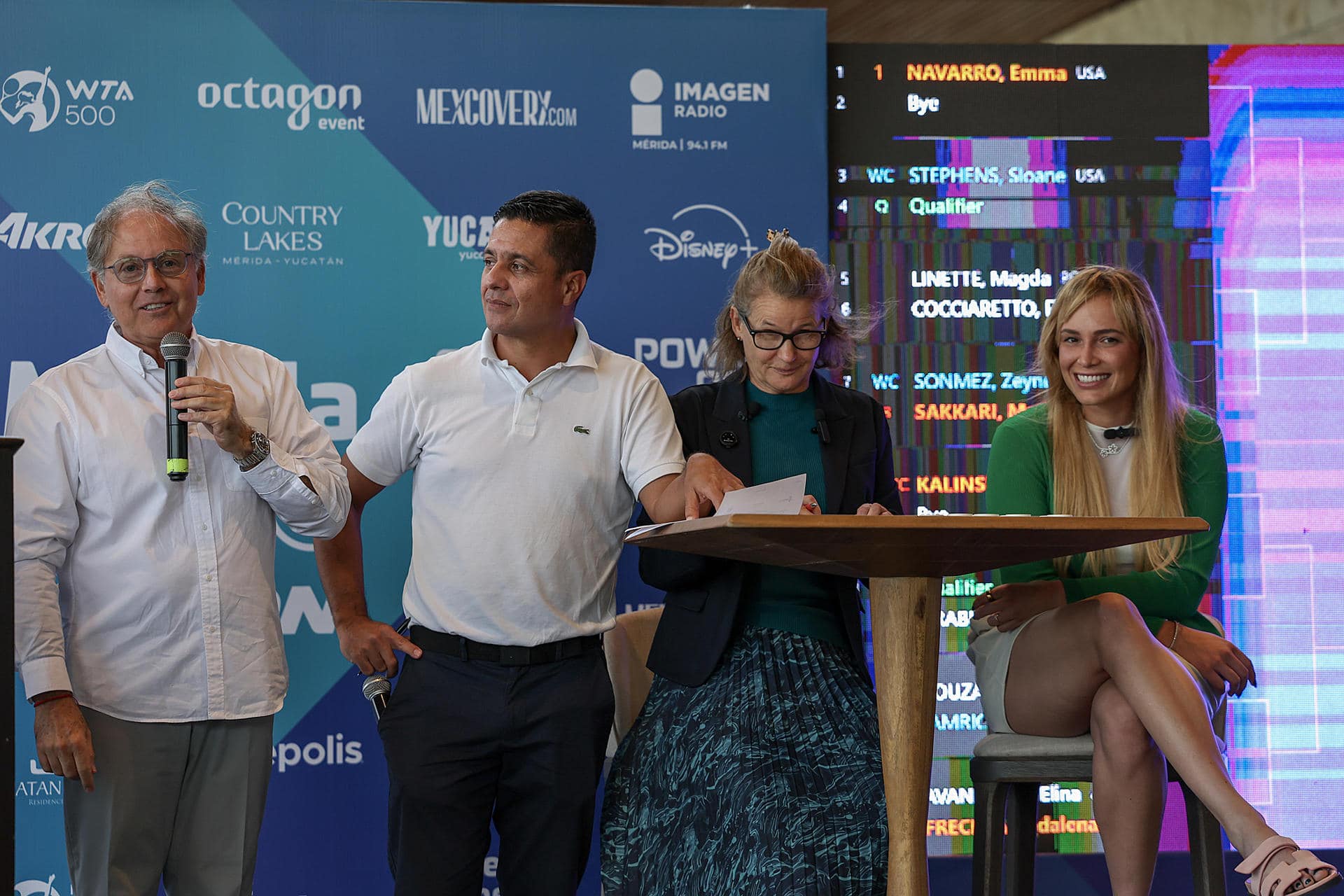 El promotor de tenis Gustavo Santoscoy Arriaga (i), la extenista Clare Wood (2d) y la extenista croata Donna Vekic (d) participan en el sorteo previo al inicio del Abierto WTA de tenis de Mérida en Yucatán (México). Imagen de archivo. EFE/ Lorenzo Hernández