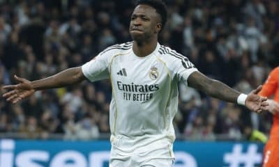 El delantero del Real Madrid Vinicius Jr. celebra su segundo gol, cuarto del equipo blanco, durante el partido de la jornada 24 de LaLiga entre el Real Madrid y la Real Sociedad, este sábado en el estadio Santiago Bernabéu. EFE/JuanJo Martín