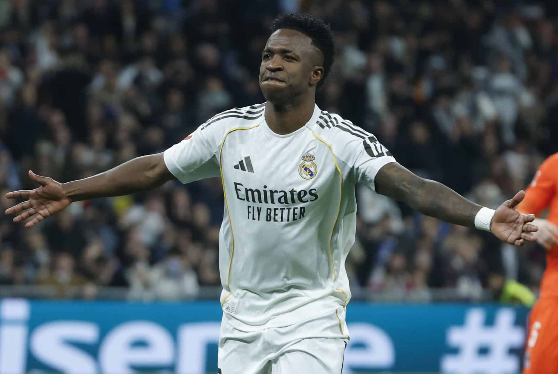 El delantero del Real Madrid Vinicius Jr. celebra su segundo gol, cuarto del equipo blanco, durante el partido de la jornada 24 de LaLiga entre el Real Madrid y la Real Sociedad, este sábado en el estadio Santiago Bernabéu. EFE/JuanJo Martín